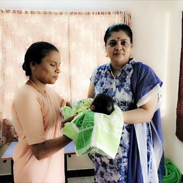 தூக்கி வீசப்பட்ட பெண் குழந்தை... `சுதந்திர தேவி' எனப் பெயர் சூட்டி மகிழ்ந்த குழுவினர்!