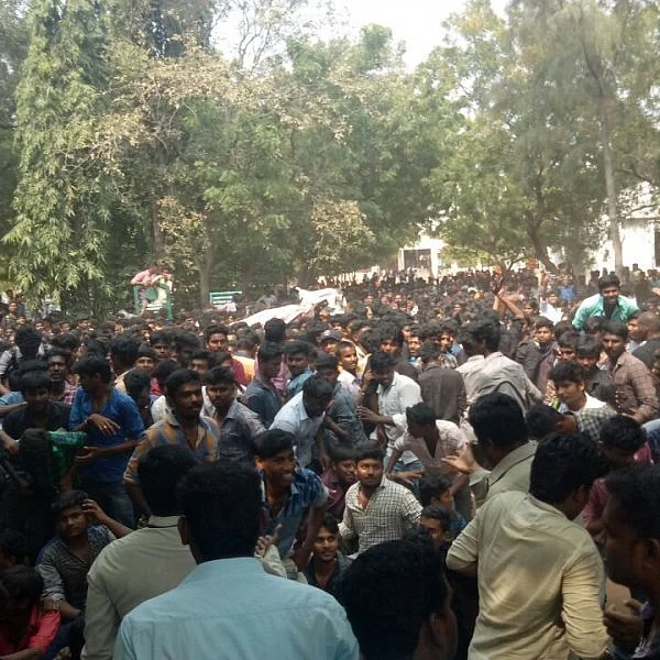 நலத்திட்ட விழாவுக்கு வந்த கலெக்டர் வீரராக ராவை முற்றுகையிட்ட மாணவர்கள்!