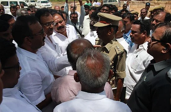 'உங்களை நம்பித்தான் ராஜீவை இழந்தோமே... ராகுலையுமா?' - கமிஷனரிடம் எகிறிய இளங்கோவன்! (வீடியோ)