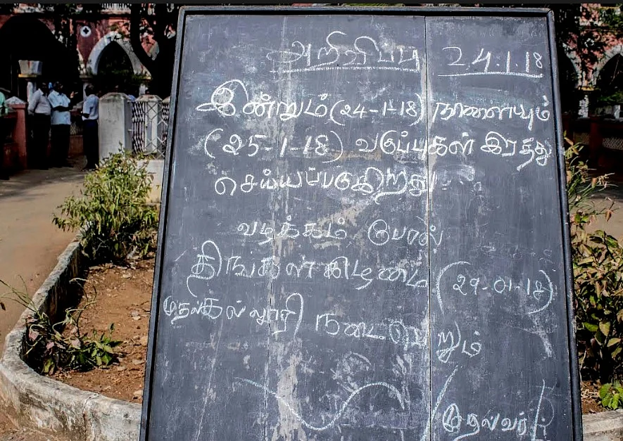 ’எங்க அம்மா வாங்குற சம்பளத்துல இதைத் தாங்க முடியுமான்னு தெரியல!’ - பேருந்துக் கட்டண உயர்வு குறித்து குமுறும் மாணவி