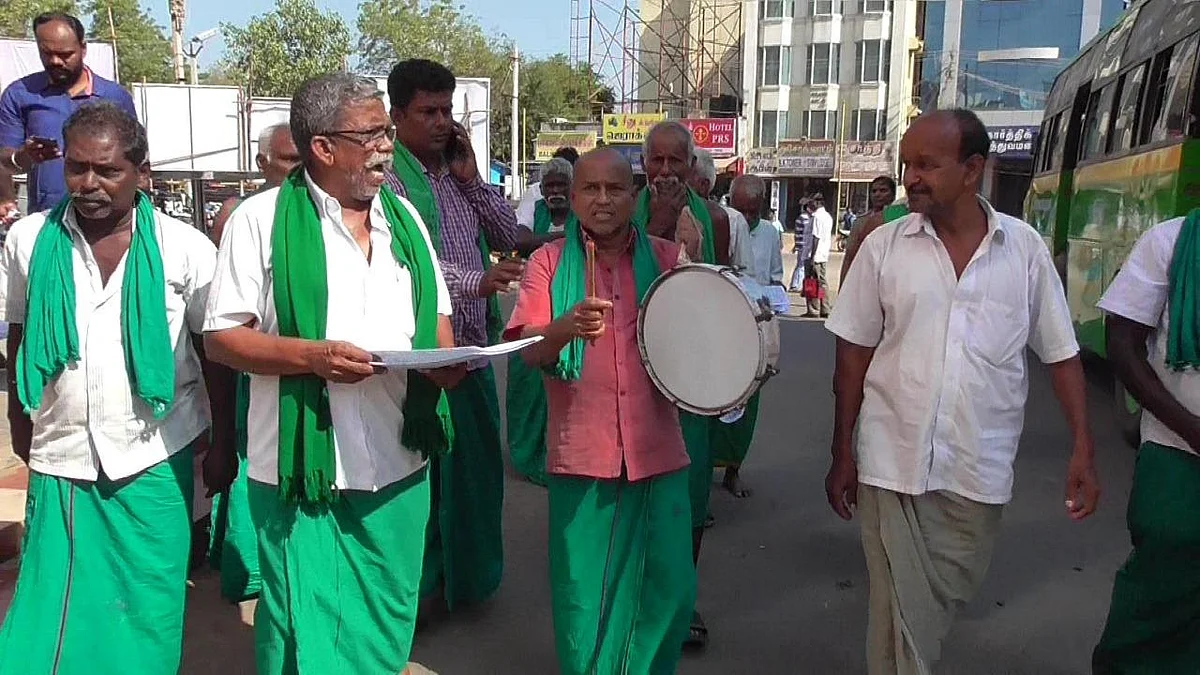 பாட்டுப்பாடி துண்டுப்பிரசுரங்களை விநியோகித்த அய்யாக்கண்ணு!
