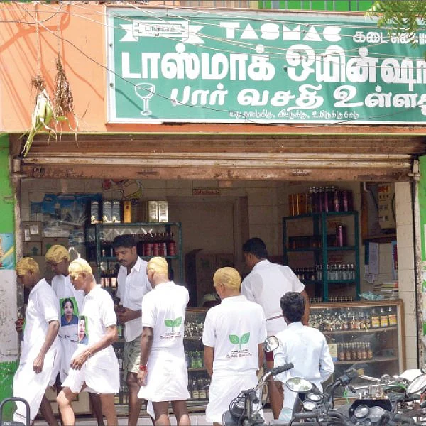 மதுவுக்கு தமிழகம் அடிமை... மதுவருவாய்க்கு தமிழக அரசு அடிமை!