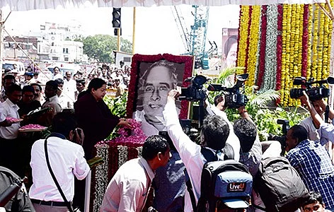 அண்ணா பிறந்த நாள்:மலர் தூவி ஜெயலலிதா மரியாதை செலுத்தினார்!