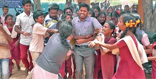 “பகவான் சார் இருந்தாதான் படிப்போம்!” - பாசத்துக்குரிய நல்லாசிரியர்