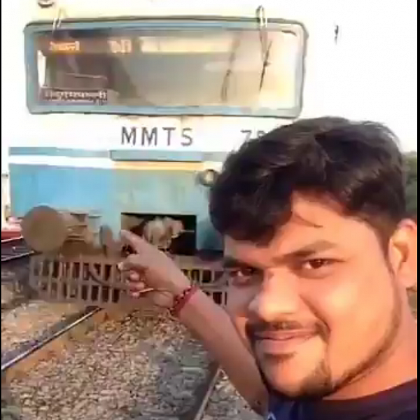 தண்டவாளத்தில் நின்று செல்ஃபி எடுத்த வாலிபருக்கு நிகழ்ந்த விபரீதம்..!