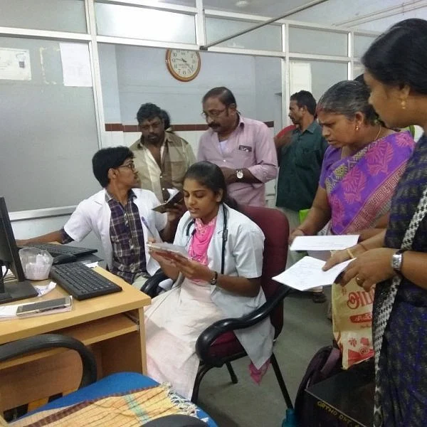 அரசு மருத்துவமனையில் புற நோயாளிகளுக்கு சிகிச்சை அளித்த பயிற்சி மருத்துவர்கள்!