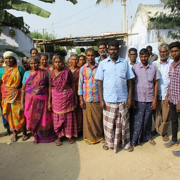 சடலத்தைச் சாலையில் புதைக்கும் மக்கள்..! - சுடுகாடு இல்லாமல் தவிக்கும் கிராமம்