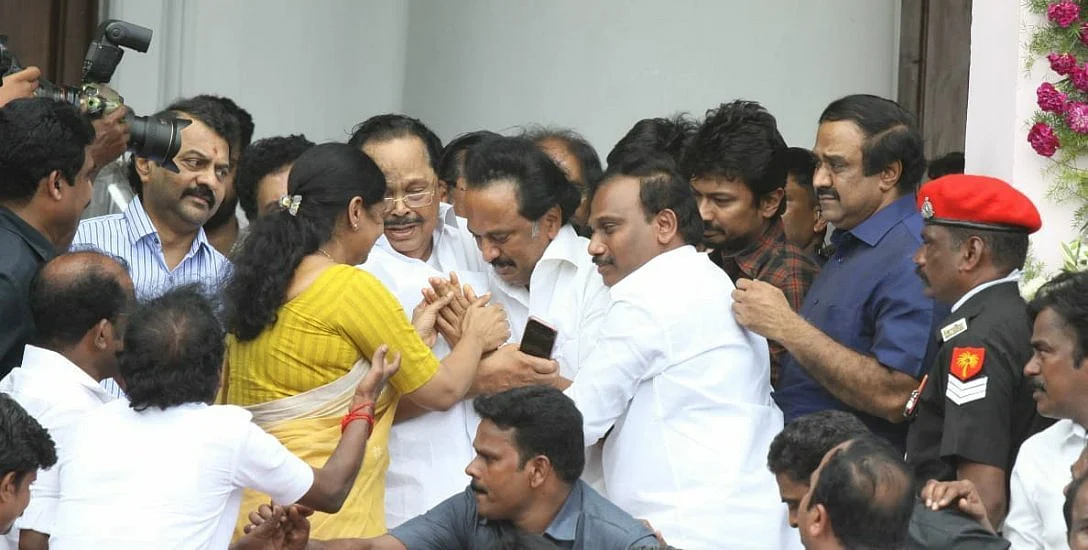 நூறு விமர்சனங்கள்... ஆயிரம் காதல்கள்..! கருணாநிதியோடு ஓர் இறுதிப்பயணம்