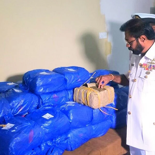 கடத்தல் கும்பலின் தில்லாலங்கடி ப்ளான்! - இலங்கைக் கடற்படையிடம் சிக்கிய 113 கிலோ கஞ்சா