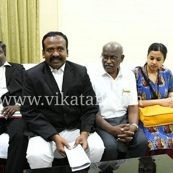 `தமிழிசை மீது வழக்கு பதிவு செய்ய வேண்டும்!' - ஷோபியாவின் தந்தை நீதிமன்றத்தில் மனு