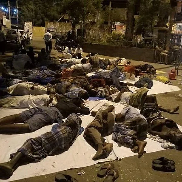 இருவர் படுகொலைக்கு நியாயம் கேட்டு இரவிலும் தொடரும் சாலை மறியல்!