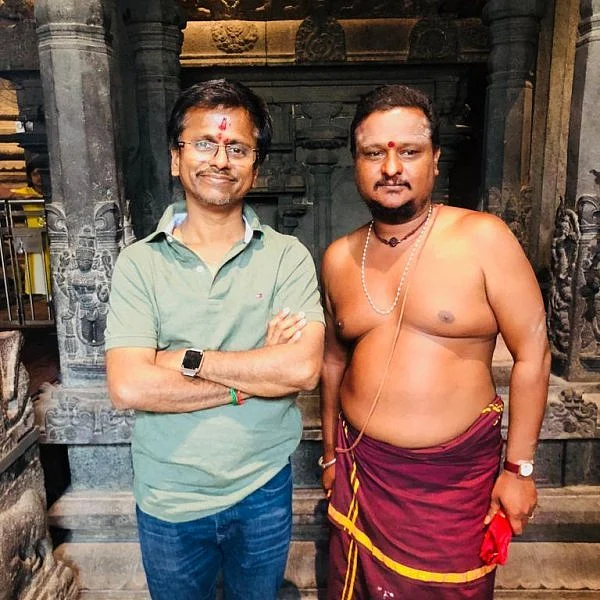 'சர்கார்' வெற்றிக்காக காஞ்சி காமாட்சியைத் தரிசித்த ஏ.ஆர்.முருகதாஸ்!