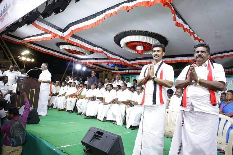 `என்ன ஐடியா பண்ணினாங்க வாரணாசியில!'- ஓ.பி.எஸ் மீது சந்தேகப்படும் சி.ஆர்.சரஸ்வதி