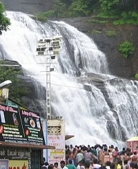 குற்றாலத்தில் மது, எண்ணெய் குளியலுக்கு ஐகோர்ட் தடை!