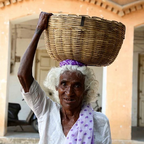 `200 ரூபாய் சேர்க்கும் வரை சாப்பிட மாட்டேன்' - வெள்ளரி விற்கும் மூதாட்டியின் சோகக்கதை