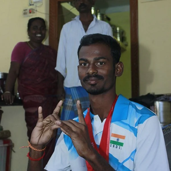 ``தேசிய சாம்பியன் ஆகிட்டதால கார்த்திக்கை புறக்கணிக்கிறீங்களா?!’’ - அரசுக்கு மாற்றுத்திறனாளி வீரரின் பெற்றோர் கேள்வி