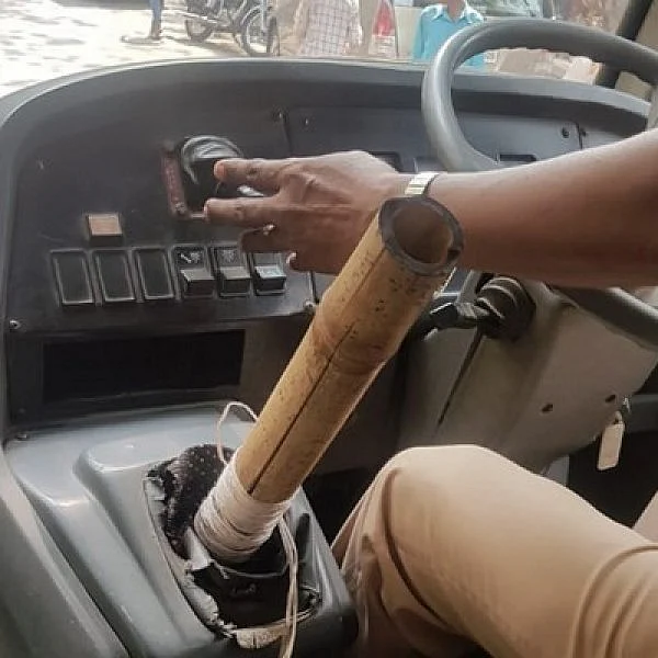கியர் லீவருக்குப் பதிலாக மூங்கில்! - மும்பை மக்களை அதிரவைத்த பள்ளி வேன்