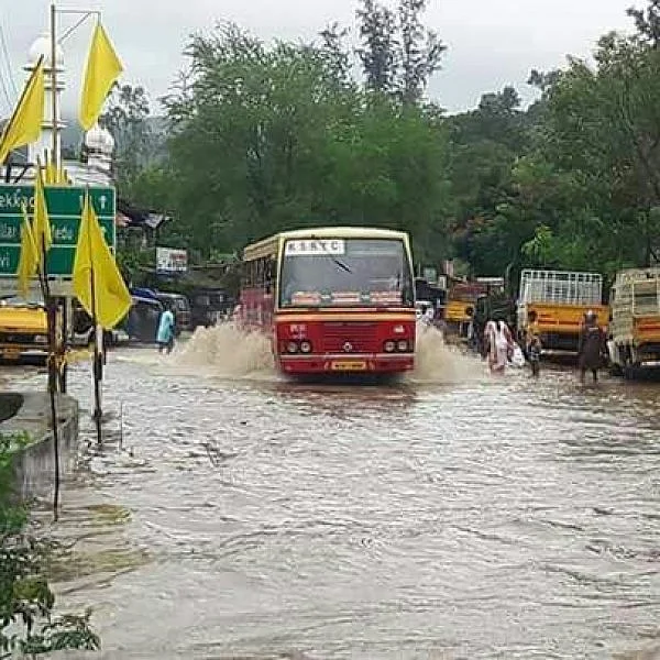 கேரளாவைப் புரட்டிப் போட்ட மழை!: கல்வி நிறுவனங்களுக்கு விடுமுறை அறிவிப்பு