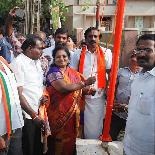 `தமிழ் மொழியையா வளர்த்தீர்கள்? கனிமொழியைத்தானே வளர்த்தீர்கள்!' - தமிழிசை