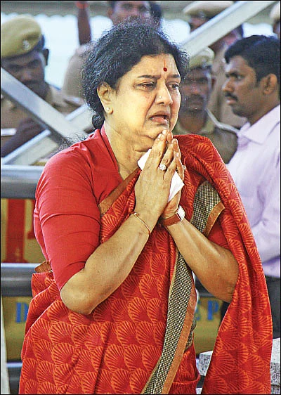கண்ணீர்... களங்கம்... கொலைப்பழி! - சசிகலா நெக்ஸ்ட்?
