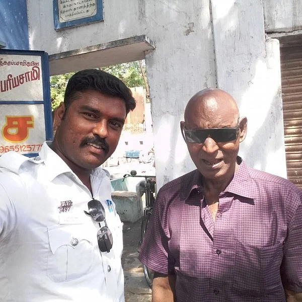 `குப்பையில் அமர்ந்திருப்பார்; சாப்பாட்டுக்கு பணம் கொடுப்பேன்!'- முதியவரை ஸ்டைலிஷ் மனிதராக்கிய டிராஃபிக் காவலர்