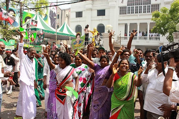 களைகட்டியது அ.தி.மு.க அலுவலகம், களையிழந்தது அறிவாலயம்! (படங்கள்)