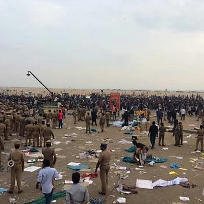 மெரினாவிலிருந்து கட்டாயமாக வெளியேற்றும் காவல்துறை: கலையமறுக்கும் இளைஞர்படை (படங்கள்)