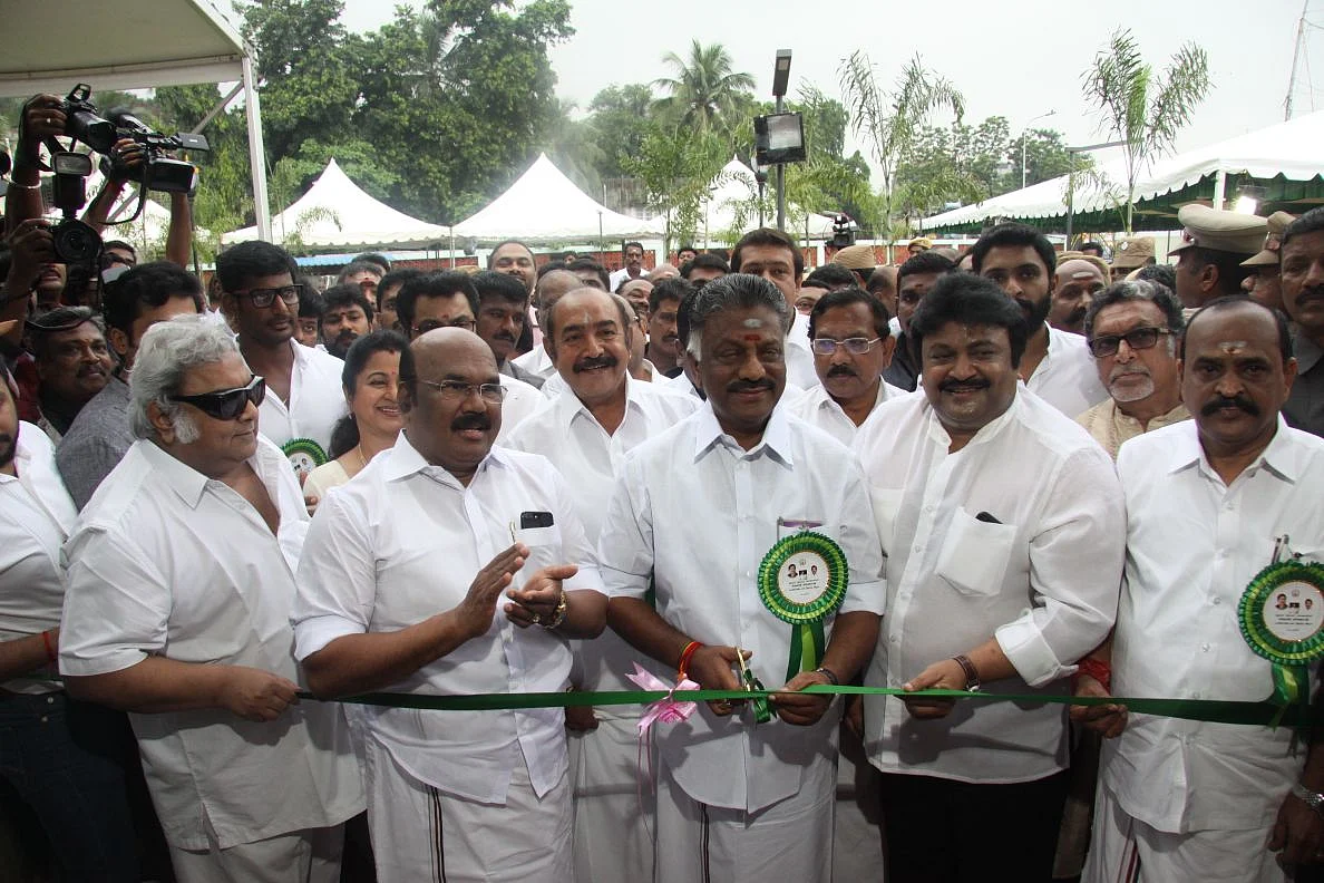 ’கலைஞர் கருணாநிதியின் பெயரைச் சேருங்கள்!’ - சிவாஜி மணிமண்டபம் திறப்பு விழாவில் பிரபு வைத்த கோரிக்கை