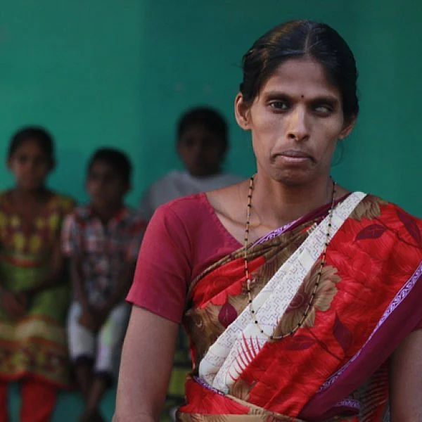 ``பச்சைத் தண்ணிதான் எனக்குச் சாப்பாடு!" - குழந்தைகளுடன் நிர்க்கதியாக நிற்கும் சசிகலா