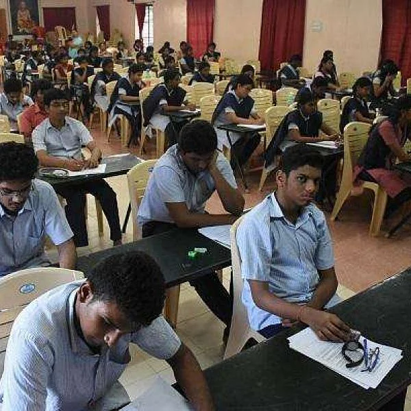 `நீட் தேர்வு மையம் ஒதுக்கீடு செய்ததில் குளறுபடி' - குமரி மாணவிகள் கண்ணீர்