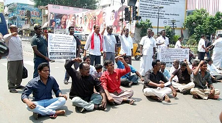 காமன்வெல்த் மாநாட்டை புறக்கணிக்கக்கோரி பெரியார் தி.வி.க. சாலை மறியல்!