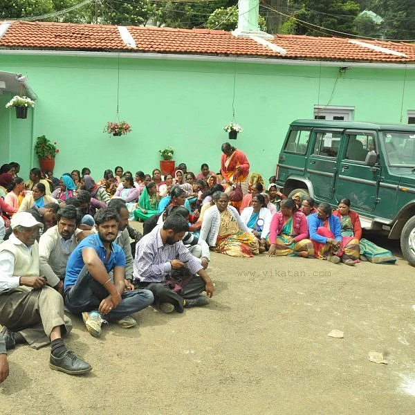 `ஊதிய உயர்வு, பணி நிரந்தரம் வேண்டும்!’ - ஊட்டி தாவரவியல் பூங்காத் தொழிலாளர்கள் தர்ணா