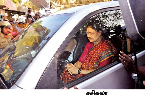புளூ பார்டர் சேலைகள்... தட்டு... டம்ளர்... சொம்பு... போர்வை!