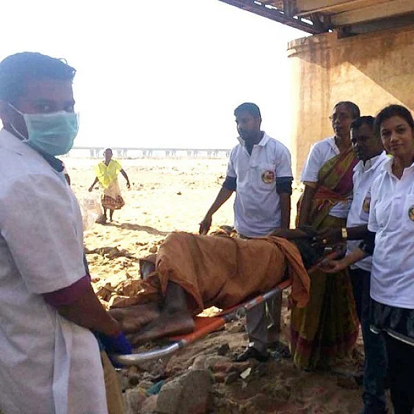 குப்பைகளுக்கு நடுவே கிடந்த முதியவர்… காப்பாற்றிய சமூக ஆர்வலர்கள்