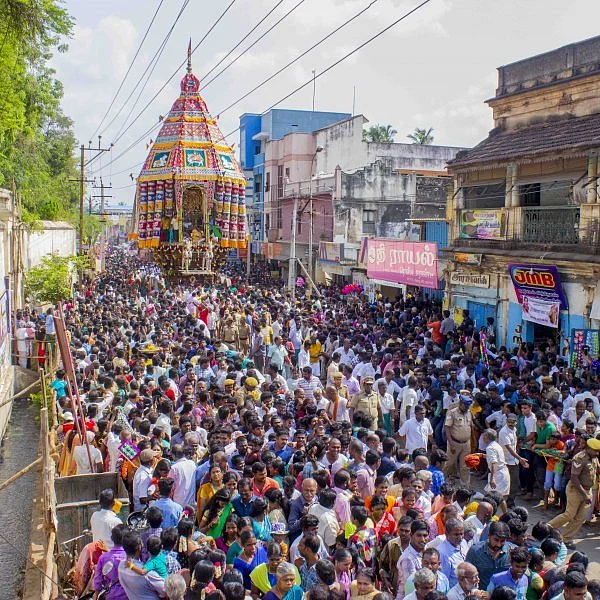 நான்கு வீதிகளில் வலம்வந்த பெரிய கோயில் தேரோட்டம்!