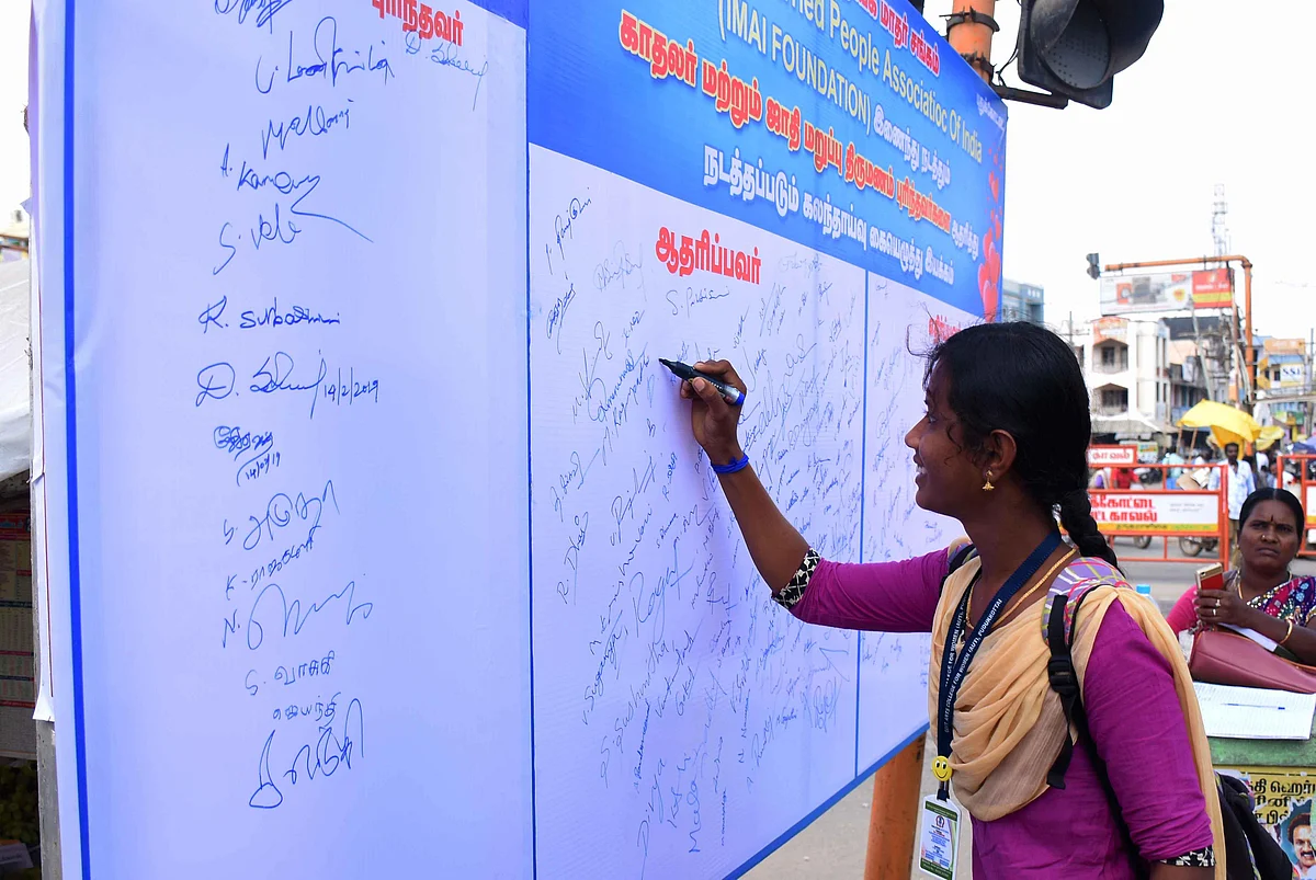 ‘காதலை ஆதரிக்கிறீர்களா?, எதிர்க்கிறீர்களா?’ - ஆர்வமுடன் கையெழுத்திட்ட மாணவிகள்