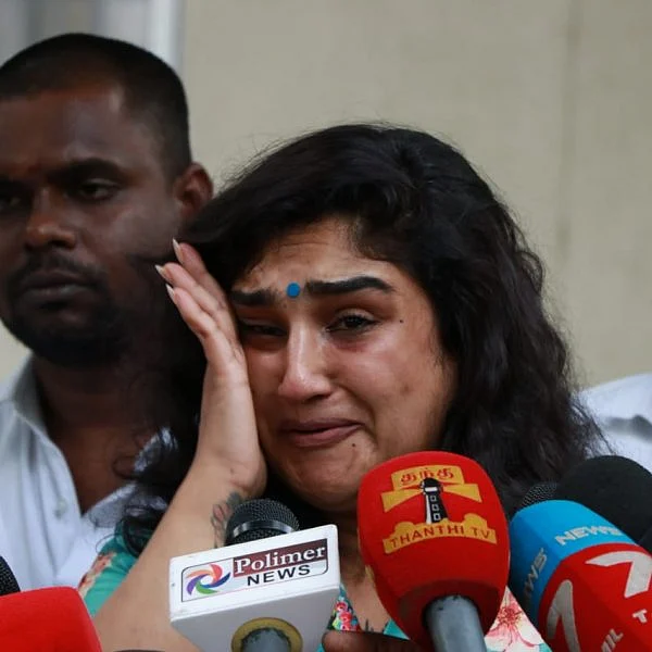 `இன்ஸ்பெக்டர் என்னை அடிச்சாரு; ஆபாசமா பேசினாரு!' - நடிகை வனிதா கண்ணீர்