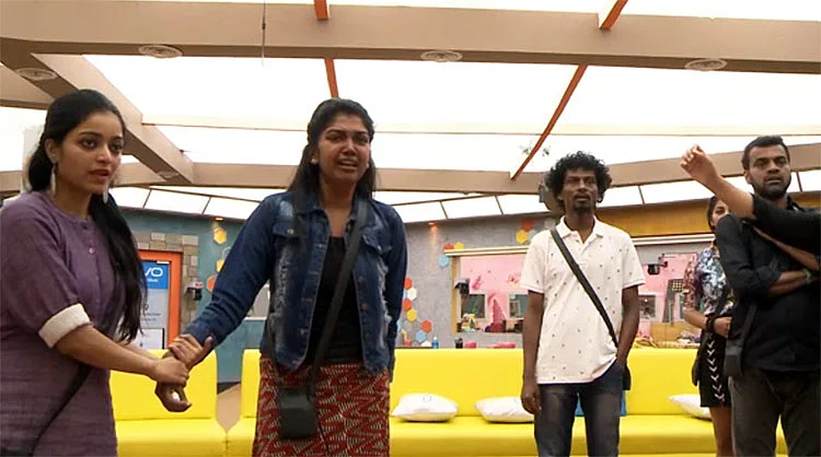 பிக்பாஸுக்கு பல்போ பல்பு... பழக்கத்த மாத்திக்கலாமே பாலாஜி... #BiggBossTamil2