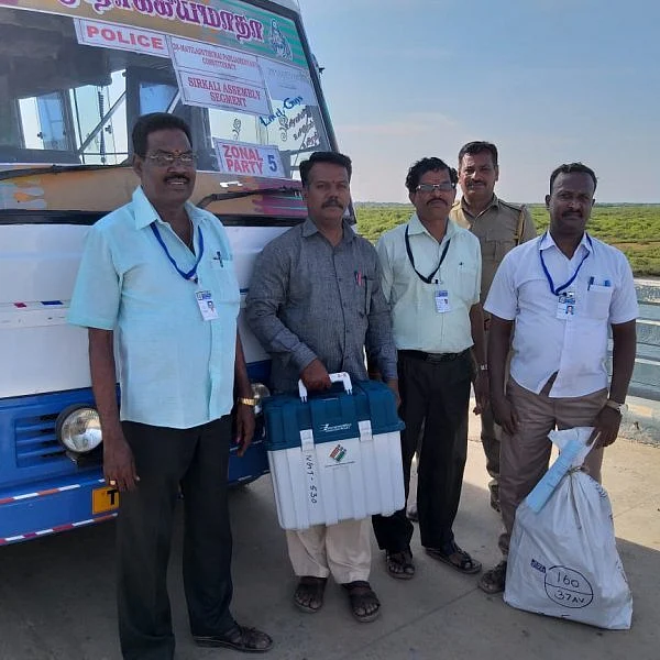 `1,025 வாக்காளர்கள்' - சீர்காழி அருகே தீவு கிராமத்துக்குச் சென்ற தேர்தல் அலுவலர்கள்!