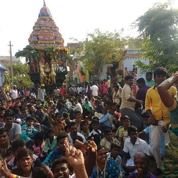 திருவிழா கொண்டாட்டத்தில் இடையூறு செய்த காவல்துறை: முற்றுகைப் போராட்டம் நடத்திய பக்தர்கள்!