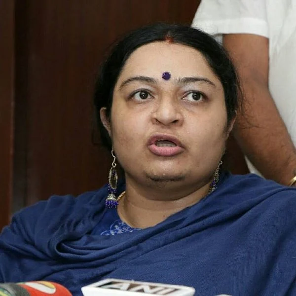 “தனிக்கட்சி முதல் போயஸ் கார்டன் என்ட்ரி வரை.. ஜெ. தீபாவை இயக்குவது யார்...?”- தொண்டர்களின் மைண்ட் வாய்ஸ்