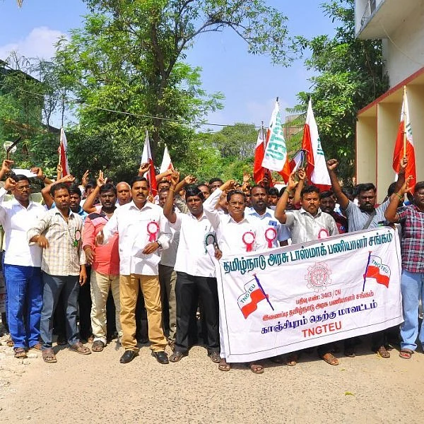 பணி நிரந்தரம் கோரி டாஸ்மாக் ஊழியர்கள் போராட்டம்!