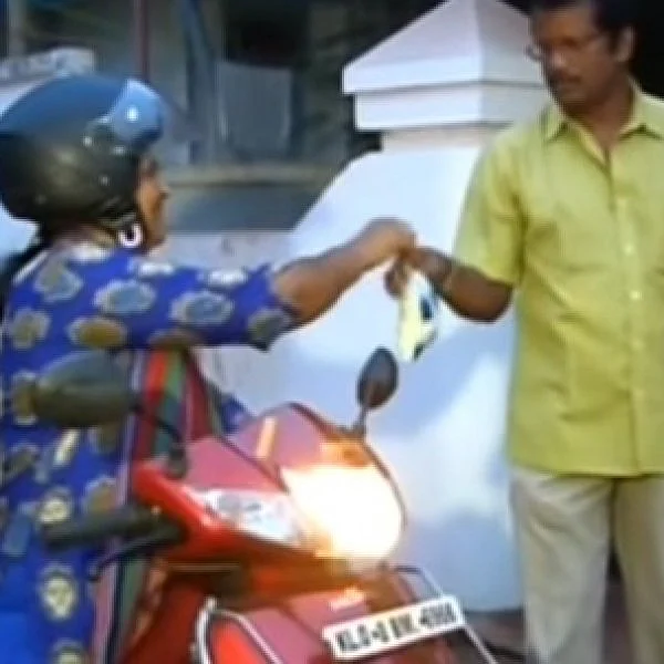 `பதவி வந்தா என்ன?’ - வீடுவீடாக பால் பாக்கெட் போடும் திரிச்சூர் மேயர் அஜிதா