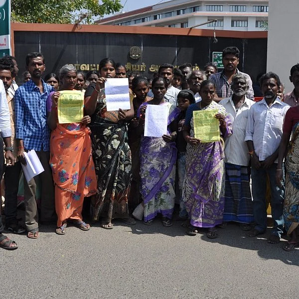 சாதிப் பெயரைச் சொல்லித் திட்டுகிறார்கள்..! சேலம் ஆட்சியரிடம் புகார்