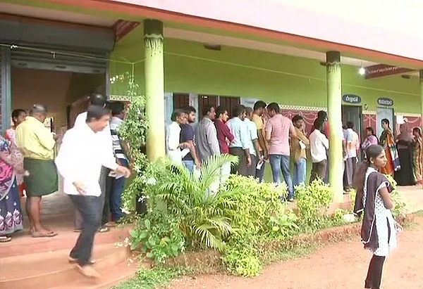 கர்நாடக தேர்தல் போர் - வாக்குப் பதிவு தொடங்கியது