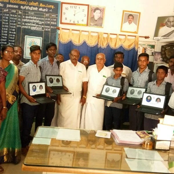 தேர்தல் தேதி அறிவித்த நிலையில் சேலத்தில் அவசர அவசரமாக மடிக்கணினி விநியோகம்