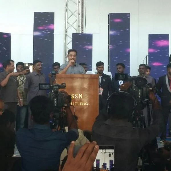 ``மய்யமாக வாழ்வது மிகவும் கடினமான காரியம்” மாணவர்கள் மத்தியில் கமல் பேச்சு
