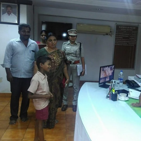 `என் பெற்றோர் சொன்ன அந்த வார்த்தைகள்தான்' - ரூ.50 ஆயிரத்தை போலீஸிடம் ஒப்படைத்த மாணவன் நெகிழ்ச்சி