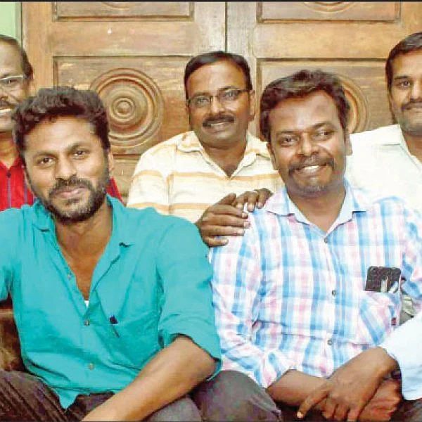 மூன்று நோயாளிகள்... 11 இளைஞர்கள்... இயலாதவர்களுக்கு உதவும் ‘இணைந்த கைகள்!’
