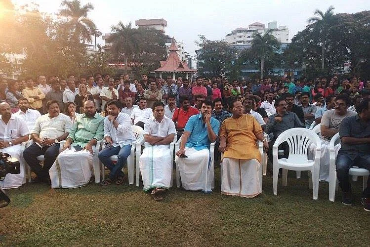 நடிகைக்கு பாலியல் துன்புறுத்தல்: மலையாள நடிகர்கள் ஒன்றுதிரண்டு போராட்டம்!